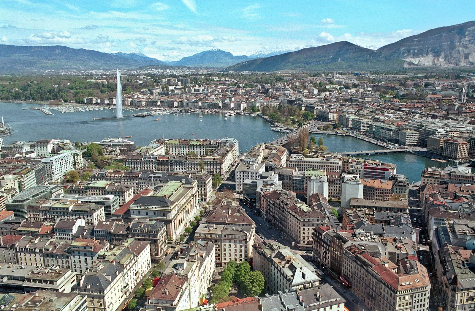 Voyageur connecté en Suisse avec une eSIM de voyage eSIM Suisse -- vue sur Genève et le lac Léman